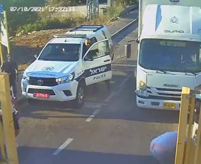 WCGW trying to hold the gate with your hand