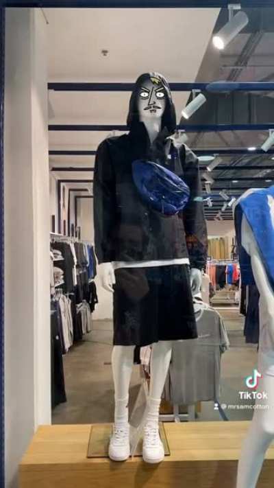 Mannequin doesn’t like to be looked at