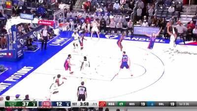 [Highlight] Giannis drains the pull up 3PT and he's now 6/6 FG with 20 pts in the 1Q