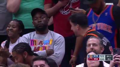 [Highlight] A Knicks fan lets a Heat fan absolutely hear it after Randle's miraculous dagger shot
