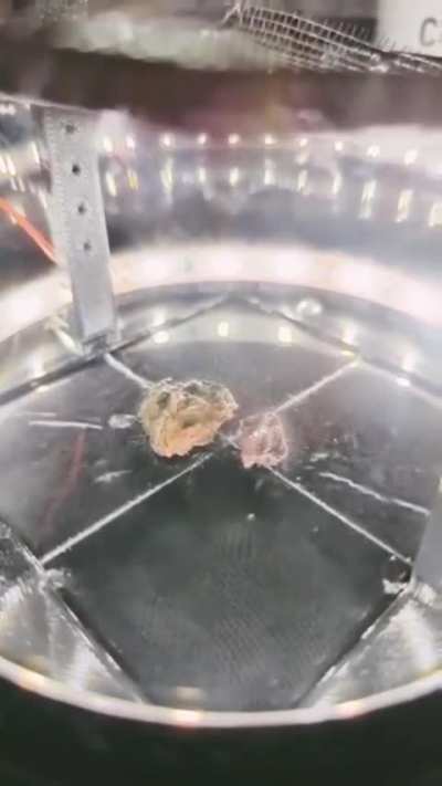 Uranium ore radiation seen in a cloud chamber