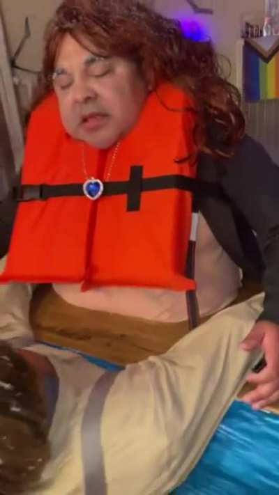 This Rose/Jack from Titanic costume is hilarious
