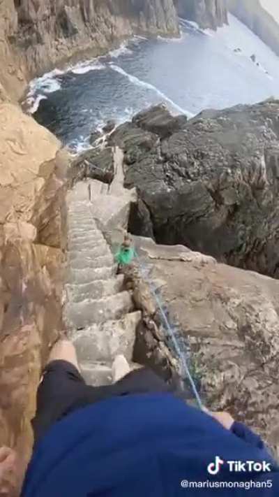 Stair with no handles ?