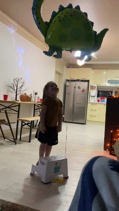 My daughter couldn’t figure out the most efficient way to get her balloon ?
