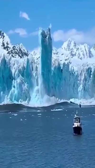 When the iceberg falls off the cliff, it sinks due to momentum, but because the density of iceberg is less and the seawater is heavier, the iceberg instantly resurfaces, floats to the surface and continues to rise upward, forming a pillar! Extremely rare