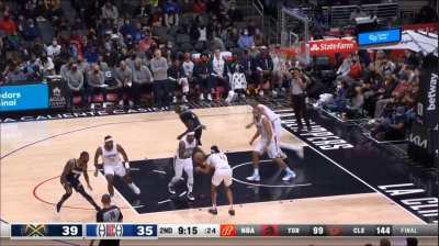 [Highlight] Brandon Boston gets the rebound while tying his shoes