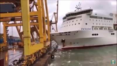 Cruise ship crashes into crane causing dock workers to flee— Barcelona 2018
