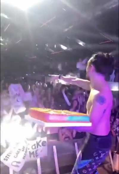 Cake throw