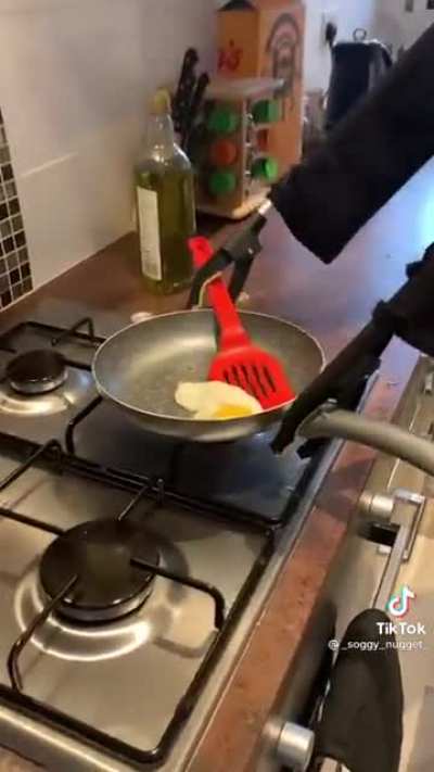 How to fry an egg