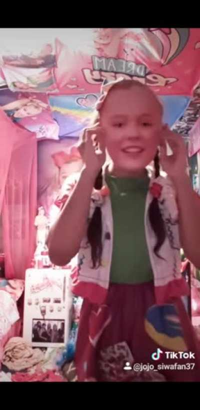 36 year old woman dresses up for Halloween as JoJo Siwa, complete with her face plastered on