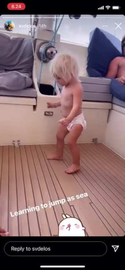 This kis learning to jump at sea #svdelos