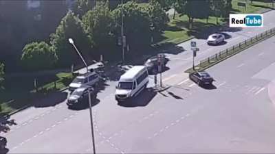 WTF were they trying to do? U turn? At least they didn't hit anyone.