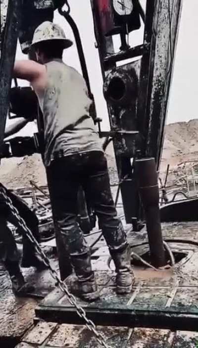Oil Well Drilling - a ballet of perfectly synced movements