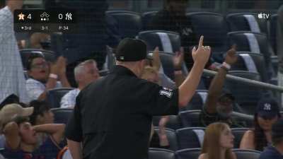[Highlight] [Highlight] Jake Bauers gets the Yankees on the board with an opposite field home run that fools the umpires for a few seconds.
