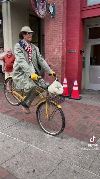 Guy does incredible bike trick ?