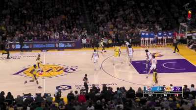 [Highlight] LeBron knocks down the triple for 25 points