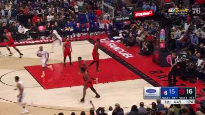 [Highlight] Harden crashes the lane to create space for Embiid driving to the SLAM