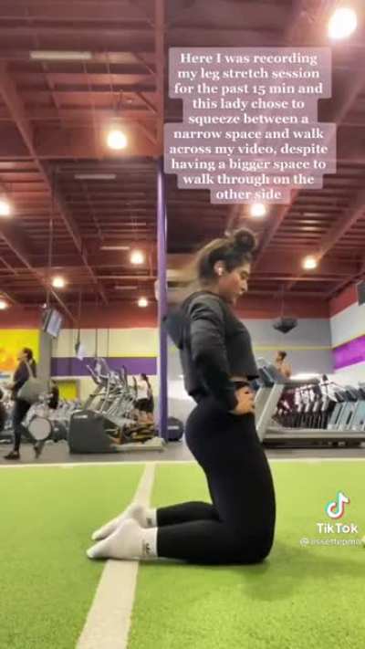 woman gets bad because someone walks past her?‍♂️