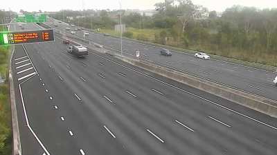 Drunk mom drove at high speed on the opposite side of the motorway..
