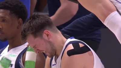 [Highlight] Luka hits himself in the head with plastic bottle