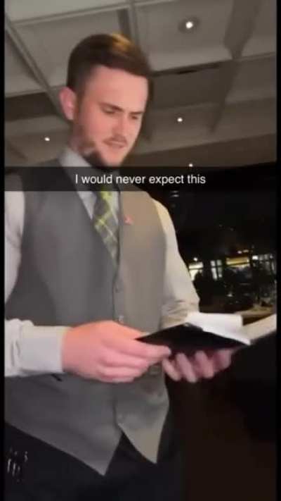 hahahaha, the waiter is a goat