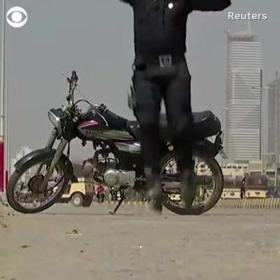 "Elite" Karachi rollerblade taskforce...expectation vs. reality