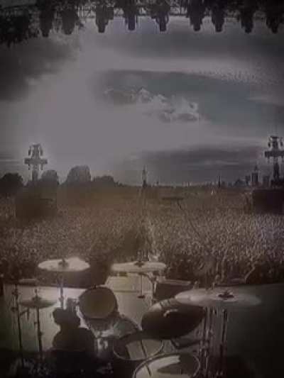 Crowd singing "Bohemian Rhapsody"