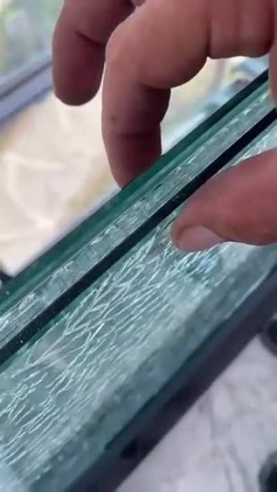 How to make the "cracked glass" effect in tri-laminated sheets of glass