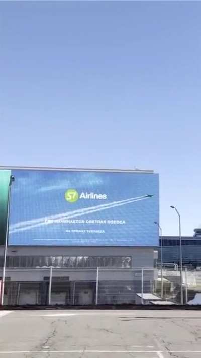 Cleverly placed advertising screen or a lucky video taken at the right time?