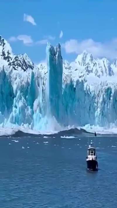 When the iceberg falls off the cliff, it sinks due to momentum, but because the density of iceberg is less and the seawater is heavier, the iceberg instantly resurfaces, floats to the surface and continues to rise upward, forming a pillar! Extremely rare