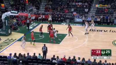 [Highlight] Thanasis "Giannis" Antetokounmpo with a familiar looking scoop layup