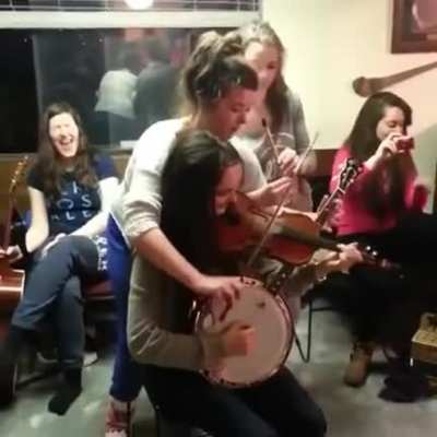 Two Girl teamwork to play this violin and banjo like a pro.