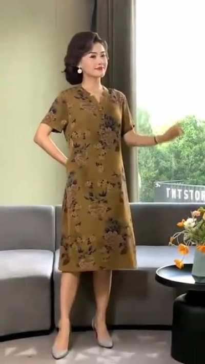 A model possing for a photo shoot ?
