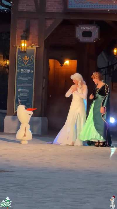 Olaf robot at Paris Disneyland