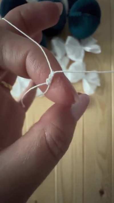 This is how I made my Christmas ornaments with handmade tatting lace ?