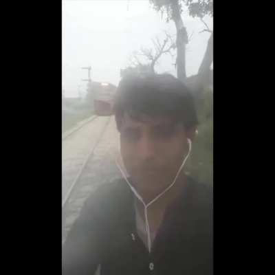 Man video's himself next to oncoming Train