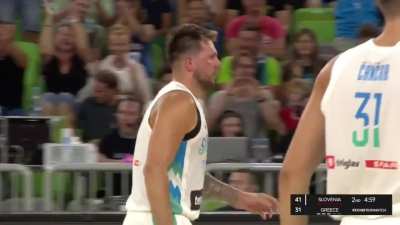 [Highlight] Luka Doncic with the halfcourt bounce pass