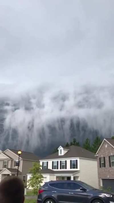 ?Clouds look like an incoming tsunami
