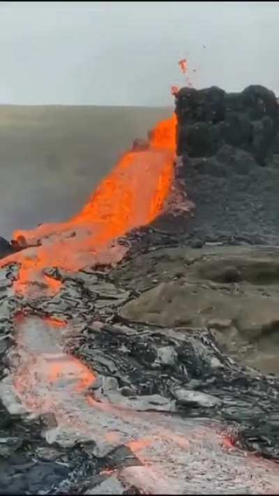? Close Encounter w/ a Flowing Lava