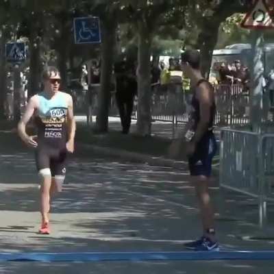When Spanish triathlete Diego Méntriga noticed that British triathlete James Teagle went the wrong way before finish line of Santander Triathlon,Mentriga waited for him so he could take what he says is his deserved 3rd place.“He was in front of me the who