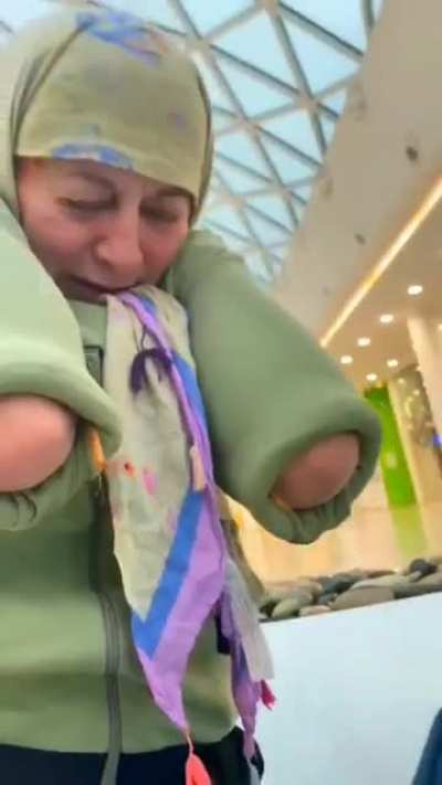 Oh no she has no arms