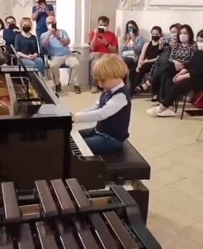 5 year old Piano Prodigy plays extremely difficult "Mozart’s Piano Sonata No. 16"