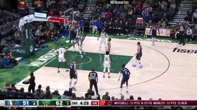[Highlight] Javale flies over Milwaukee to evade Giannis's radar