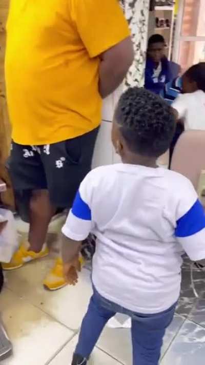 Sleeping kid thinks his barber just kissed him… the injustice! ?