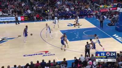 [Highlight] Embiid goes right at Porzingis for the lay-in