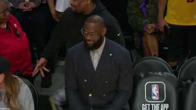 [Highlight] Lebron James enjoying himself as he relaxes on his day off from the game tonight vs the Milwaukee Bucks