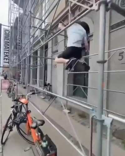 This guy really knows how to make the most out of his commute