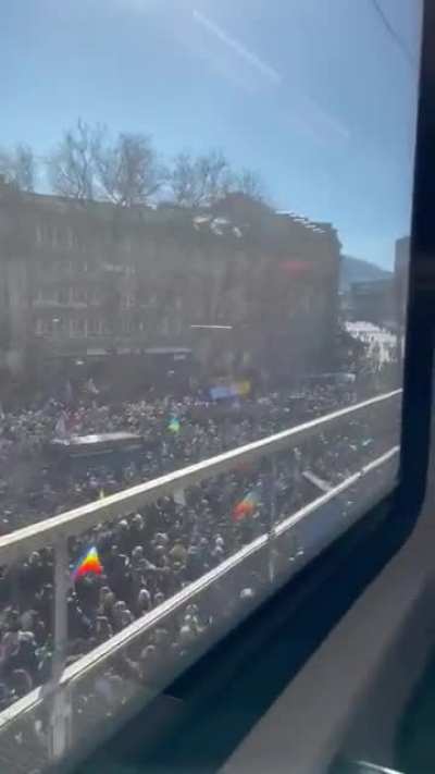 ???? Twenty thousand people protesting in Bern, Switzerland's capital, because the government has not imposed sanctions on Russia