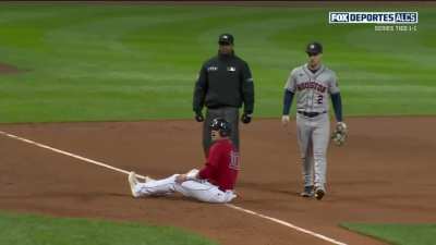 [Highlight] Jose "Rick Ankiel but at second base" Altuve lets another ball by him