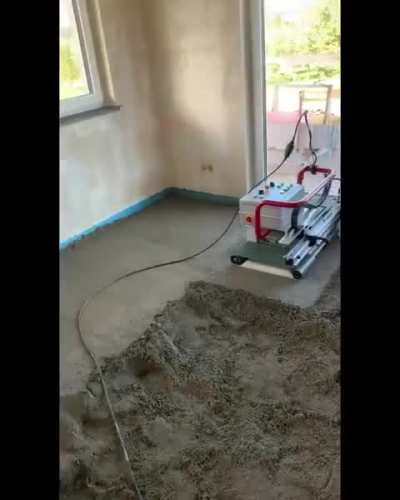 Machine automates the process of levelling and troweling